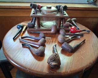 Vintage pipes including bulldog pipe
