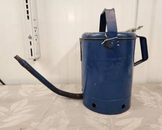 8QT VINTAGE OIL CAN