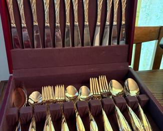 Set of silverware in lined carrier