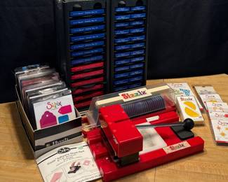 SIZZIX Die Cutting Machine w/ many extras lot 