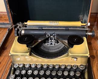 1929-1931 Royal Two-Tone Typewriter w/ Case 