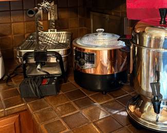 Cuisinart Frozen Yogurt Ice Cream Sorbet Maker / Farberware Open Hearth Broiler Rotisserie / WonderFry MCM Fryer Cooker / Farberware Large Capacity Stainless Steel Coffee Urn 