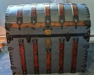 8 LargeAntiqueDomeTopTrunkwithBluePaintWoodAccents
