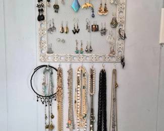 42 VintageFashionJewelryWallHangerDisplayOrganizer