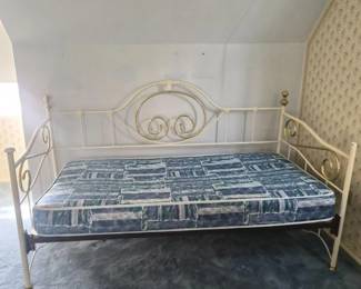 60 VintageWhiteBrassDaybed