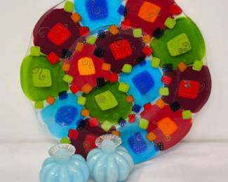 34 VibrantArtGlassPlateTwoBlueBulbVases