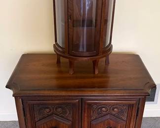 United Funriture nightstand, vintage Spanish Colinial Revival, solid oak Mahogany 23 in. tabletop Curio with 2 wood shelves