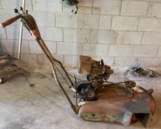 1950s Snapper Snappin Turtle rotary mower, Thandle steering, flat steel deck, beltdriven gas engine