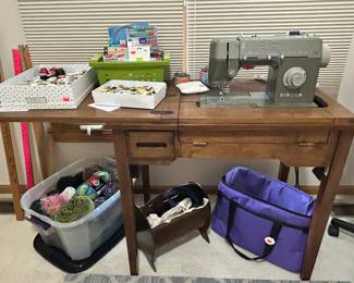 Singer Sewing Machine HD110C and Cabindet