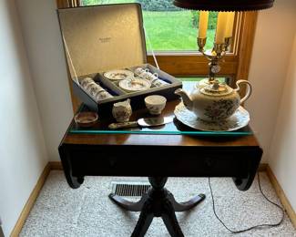 Duncan Phyfe Style Drop Leaf Table