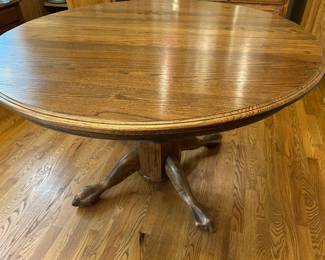 Oak Pedestal Table with Carved Clawfoot Legs (2 additional Leaves)