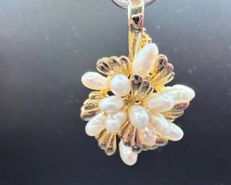 Vintage Pearl Floral Pendant Necklace – Gold-Tone Botanical Statement Estate Jewelry