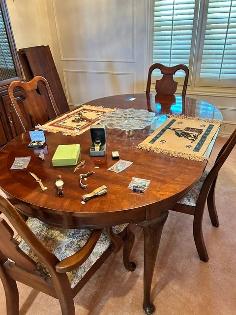 Beautiful mahogany table/4 chairs 
