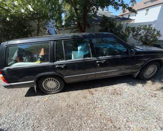 1990's Volvo Stationwagon Runs great, 2 new tires, new battery, parts for A/C on front seat