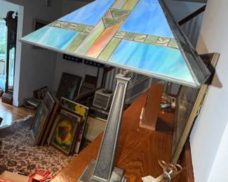 Frank Lloyd Wright-style Arts and Crafts stained glass table lamp