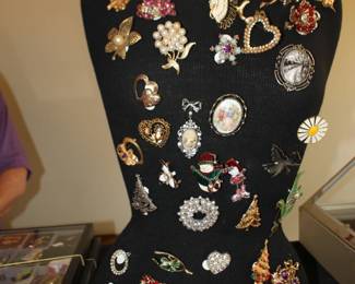Broahes, Pins