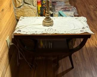 Table small wood with lamp