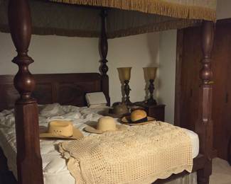 Traditional Mahogany Four-Poster Canopy Bed With Tester