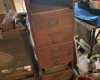 Oak file cabinet. (Issues) 