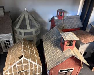 Lots of cute birdhouses 