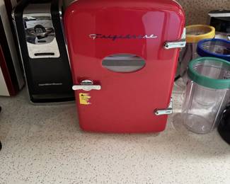 GREAT LITTLE ELECTRIC REFRIGERATOR, WORKS!
