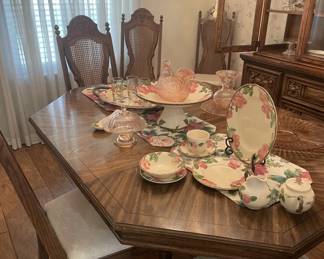 Dining Table w/ 6 chairs; has one leaf