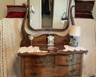 Beautiful dresser -4 drawer