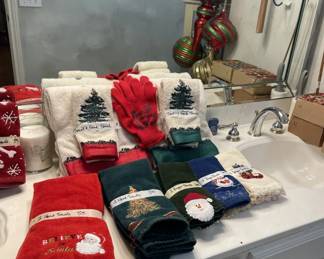 Holiday motif towels 