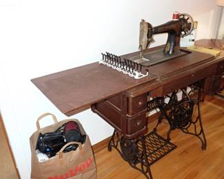 SINGER TREADLE SEWING MACHINE