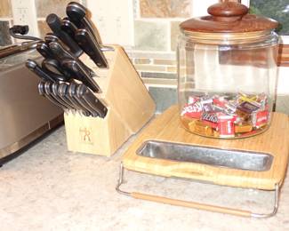 CUTTING BOARD -GLASS JAR WITH WOOD COVER