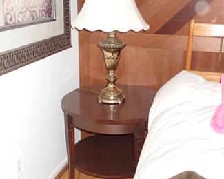 RD WOOD END TABLE - BRASS LAMP