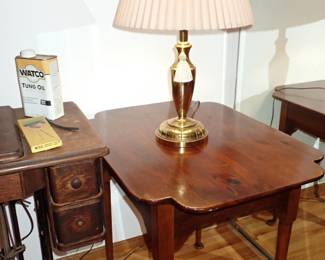 WOOD SIDE TABLE - BRASS LAMP
