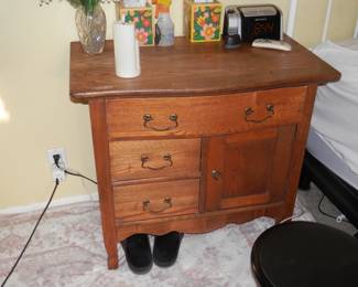 Matching Oak small chest ...3 drawers