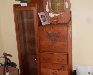 second photo with desk closed