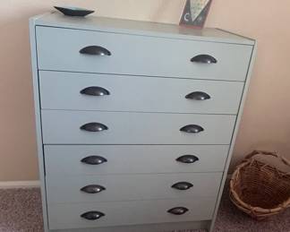 f Dresser
