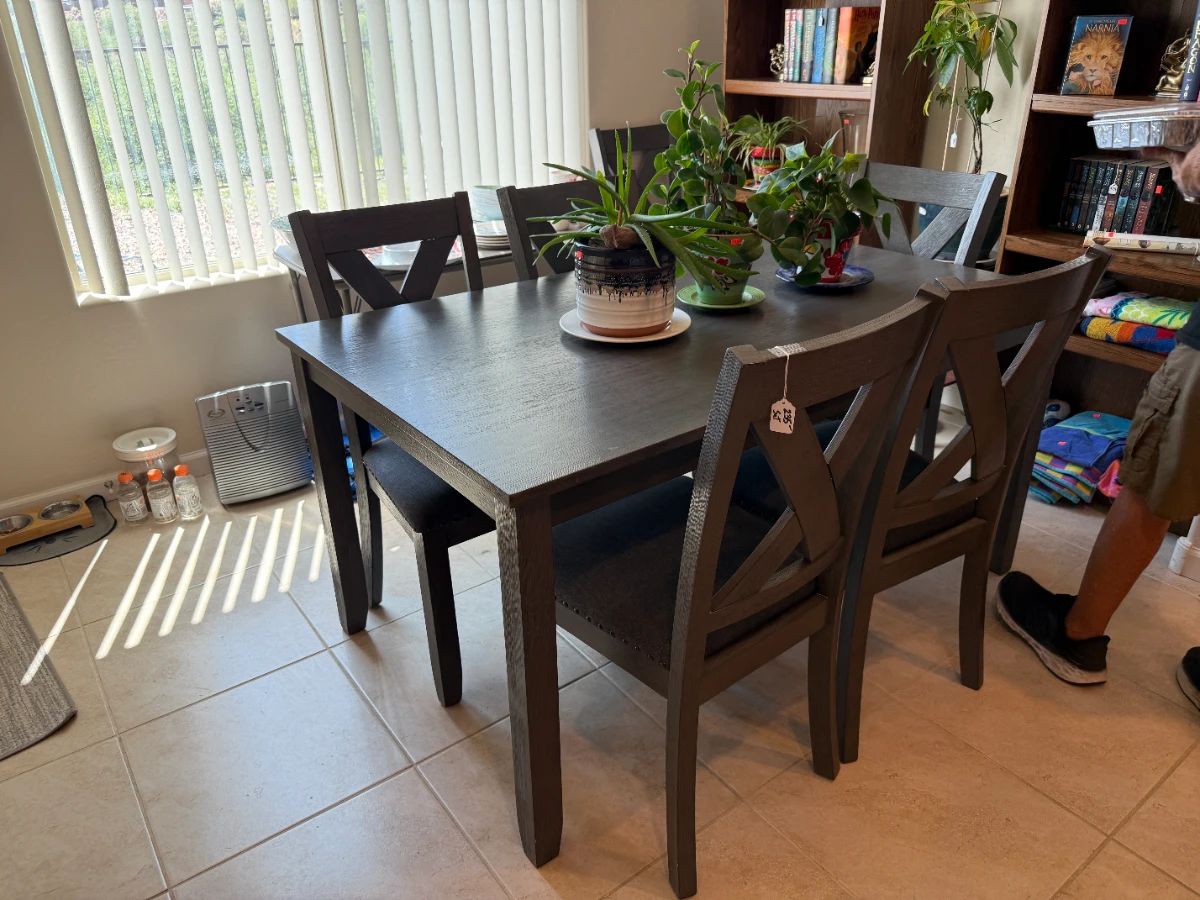 Dining room table 6 chairs, very clean