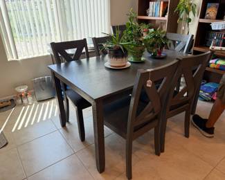 Dining room table 6 chairs, very clean