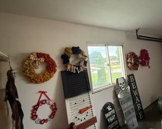 Holiday décor, wreaths and seasonal signs