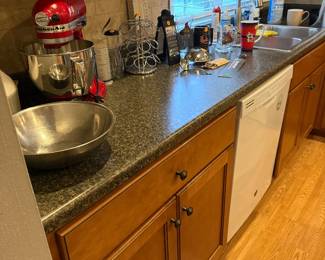 KitchenAid stand mixer and assorted kitchen accessories