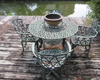 Nice cast aluminum patio set