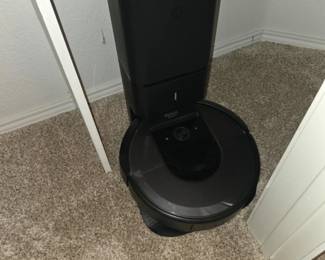 14 iRobot Roomba with automatic Clean Base