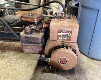 Briggs & Stratton 5 HP gasoline engine.