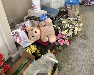 Plush animals, artificial flowers, and household decor.