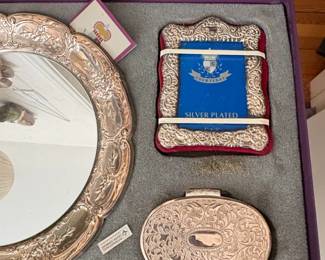 Courtenay Silver Plated Vanity Set second image