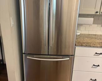 33” wide, 17.5 cu ft counter depth french door refrigerator. Excellent condition.