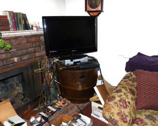 Barrel table, TV
