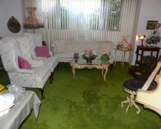 Traditional & Antique Living Room Furniture