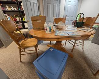 OAK DINING TABLE SET, 4 SPINDLE-BACK CHAIRS