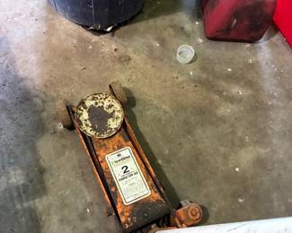 Hydraulic floor jack