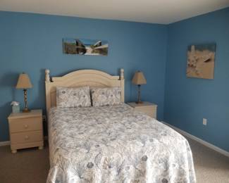 Queen bedrrom suite: queen bed; nightstands; table lamps